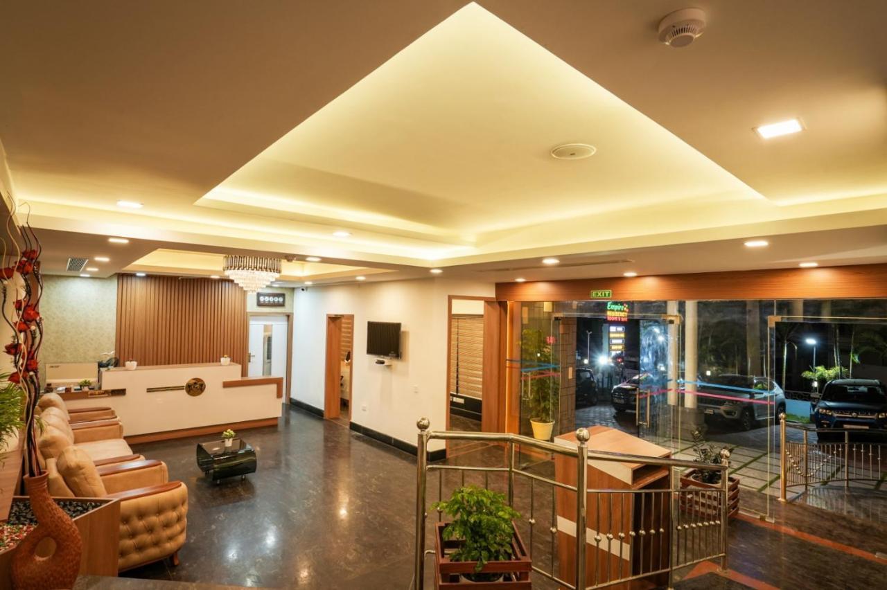 Empire Residency Hotel Тирувала Екстериор снимка