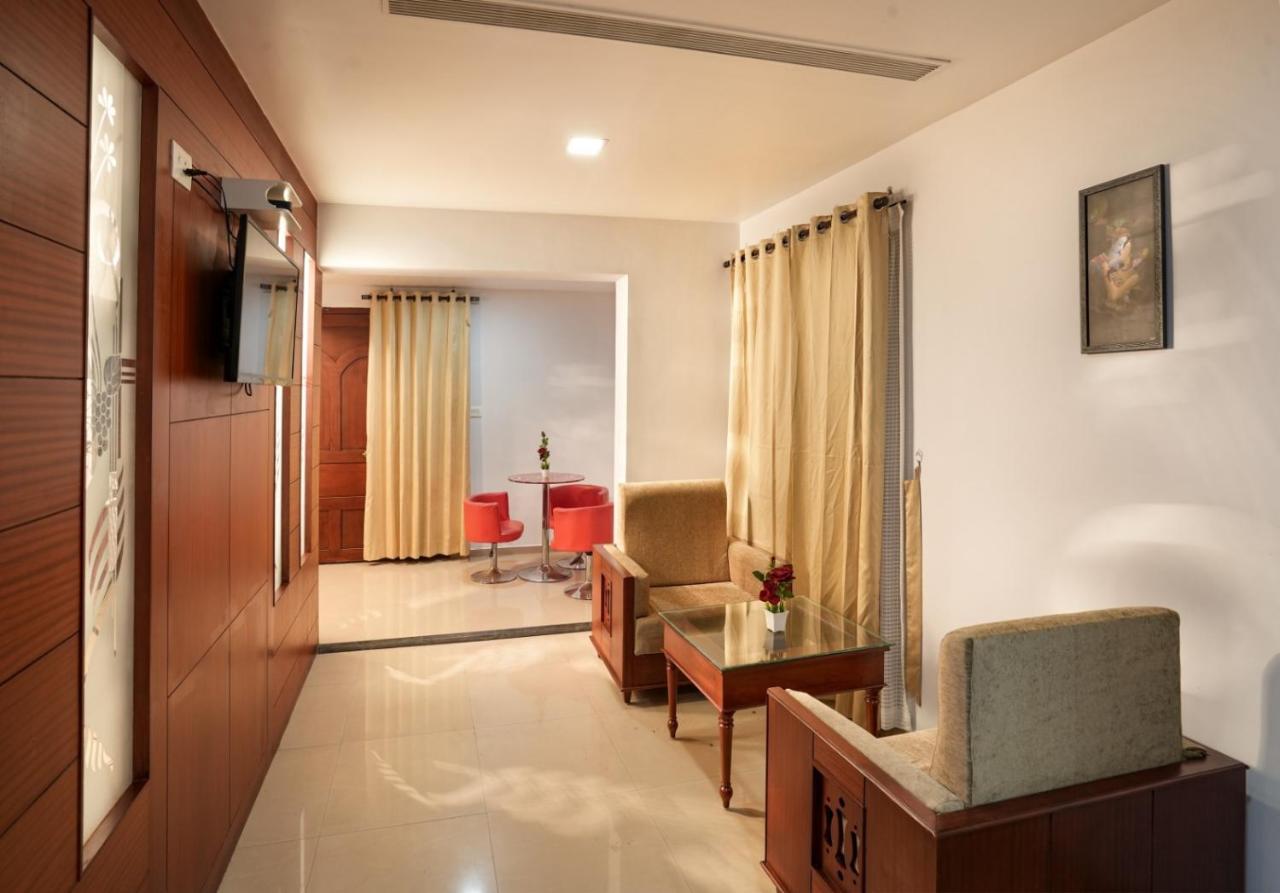 Empire Residency Hotel Тирувала Екстериор снимка