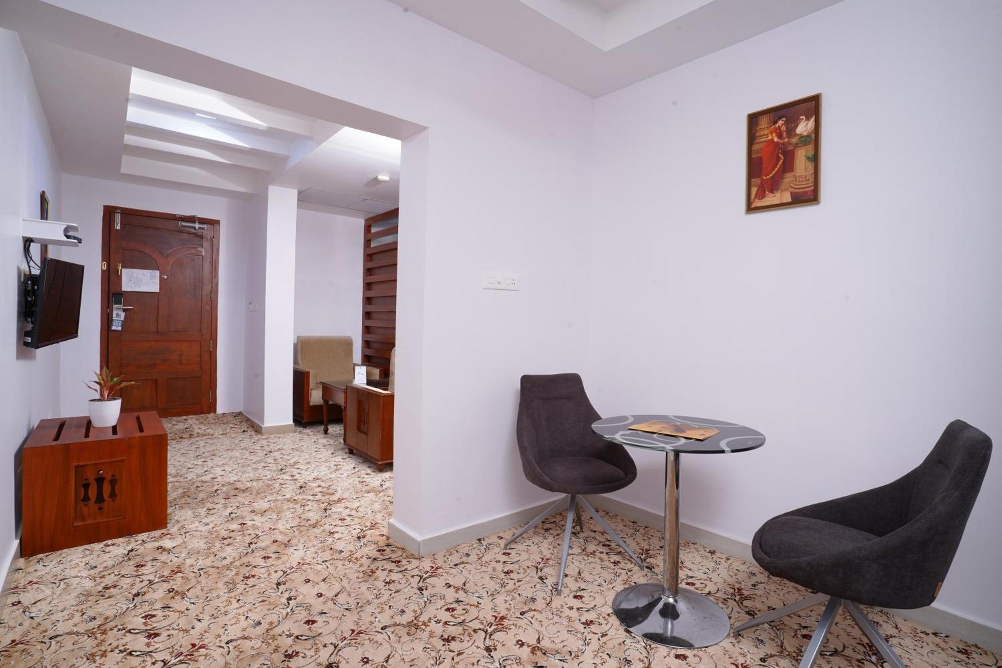 Empire Residency Hotel Тирувала Екстериор снимка